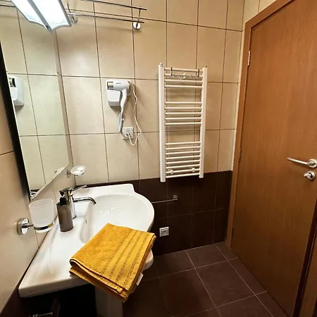 гранд ризорт с камином и видом на лес