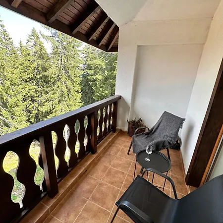 гранд ризорт с камином и видом на лес *