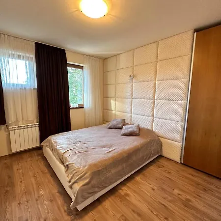 гранд ризорт с камином и видом на лес